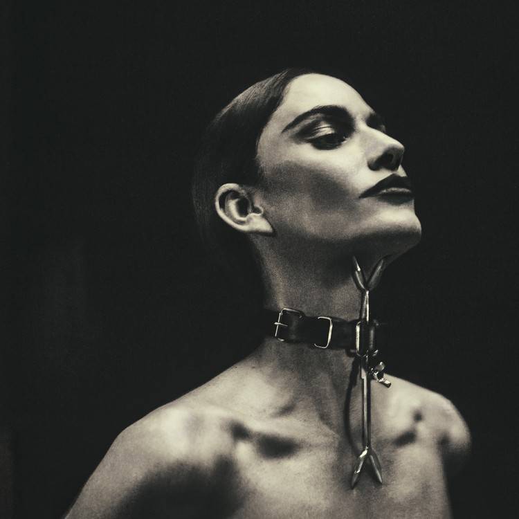 V